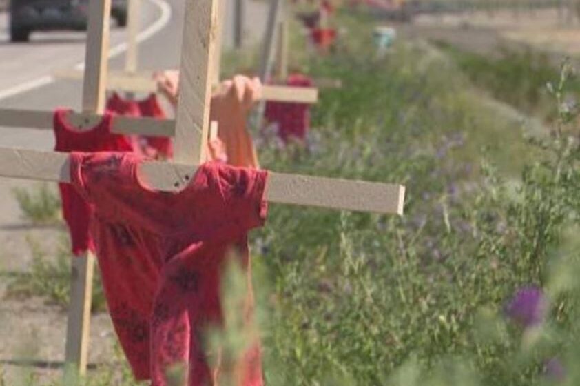 بومیان بریتیش‌کلمبیا گزارشاتی را درمورد بقایای ۲۱۵ کودک در کملوپس منتشر می‌کنند