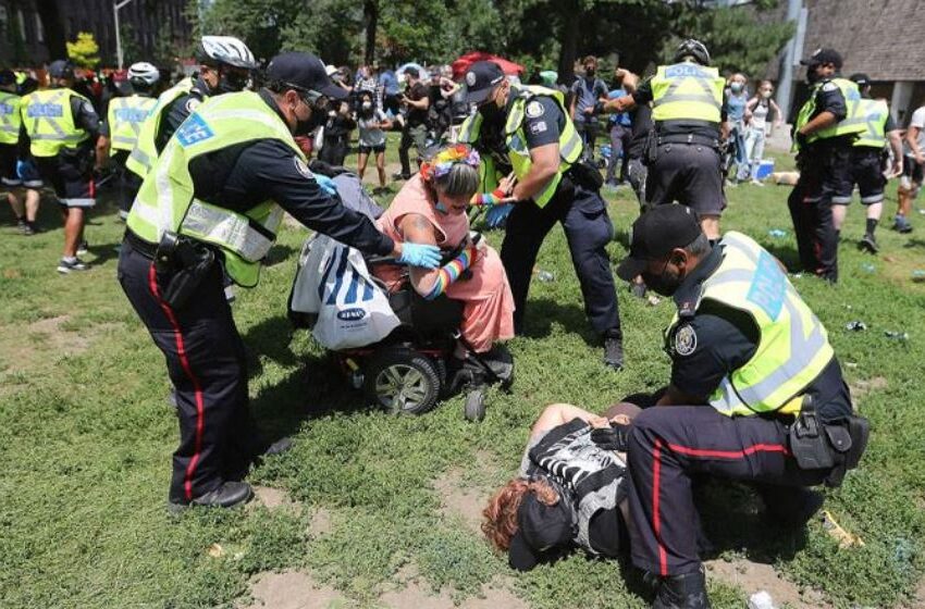  درگیری معترضان جمع آوری کمپ بی خانمان‌ها با پلیس تورنتو