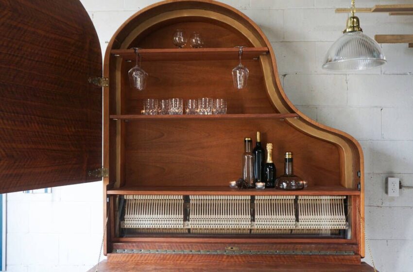 نجار تورنتویی با پیانوی ساخت هیتزمن 1885، کابینت می‌سازد