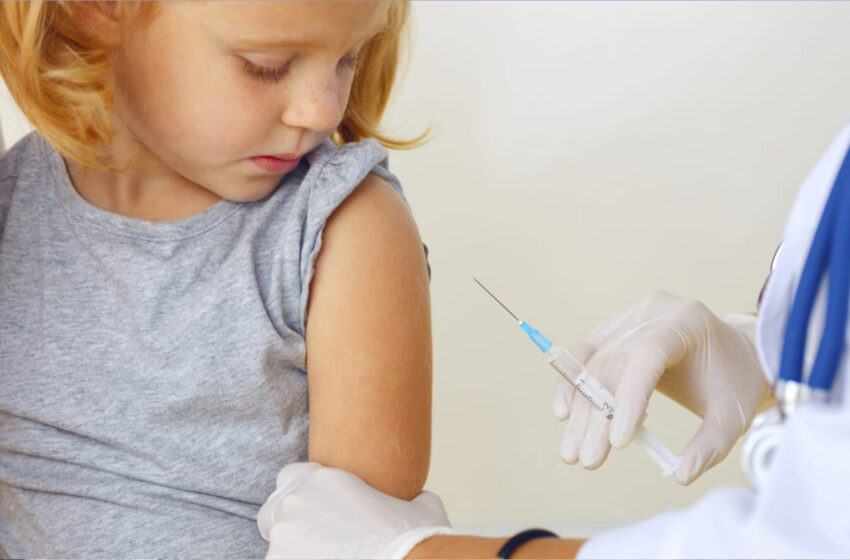  درخواست والدین دانش‌آموزن و پزشکان برای صدور مجوز واکسیناسیون کودکان