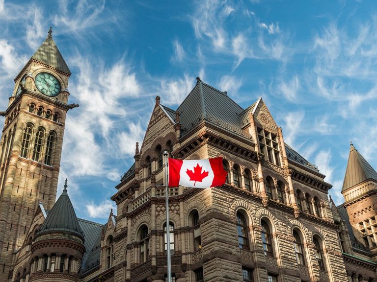 برای دریافت اقامت کانادا چقدر باید هزینه کنیم؟