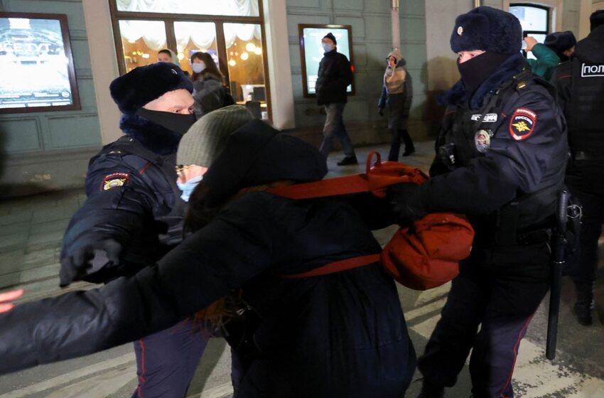  صدها نفر از روس‌ها در اعتراض به حمله به اوکراین دستگیر شدند
