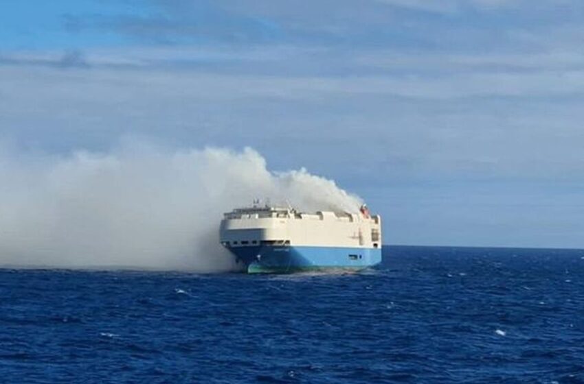  یک کشتی باری مملو از خودروهای لوکس در وسط اقیانوس اطلس آتش گرفته و سرگردان است