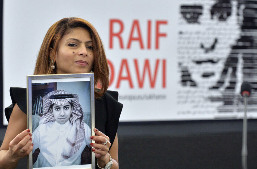  رایف بداوی، وبلاگ نویس سعودی، پس از یک دهه از زندان آزاد شد
