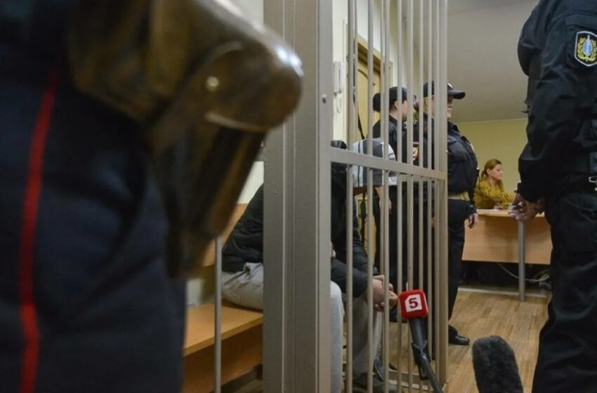  سه فرد روسی مخالف جنگ به دلیل انتشار شعار “اطلاعات نادرست” ممکن است به ۱۵ سال زندان محکوم شوند