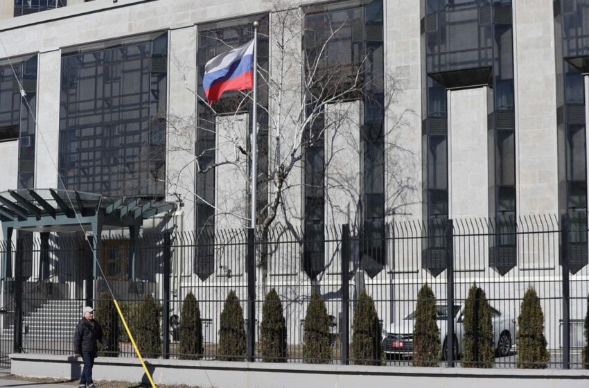  اتاوا در حال نصب تابلوهای خیابانی «اوکراین را آزاد کنید» در مقابل سفارت روسیه است