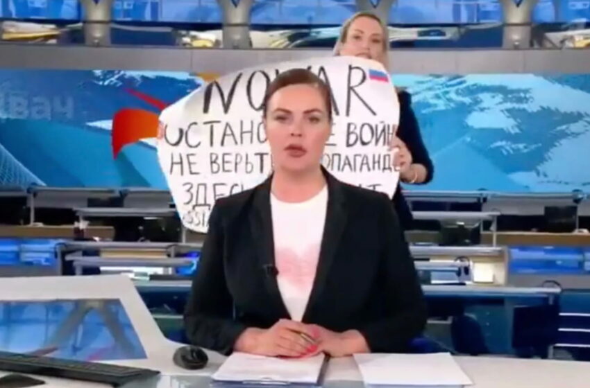  فرد معترضی با تابلوی «بدون جنگ» پخش اخبار تلویزیون دولتی روسیه را مختل کرد