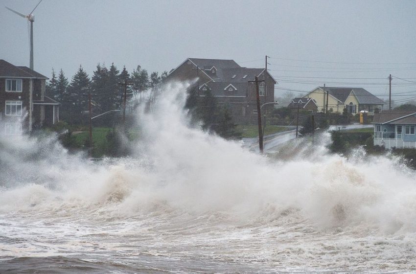  طوفان در انتاریو و کبک بیش از ۲۱۵۰۰۰ کانادایی را دچار مشکل کرد