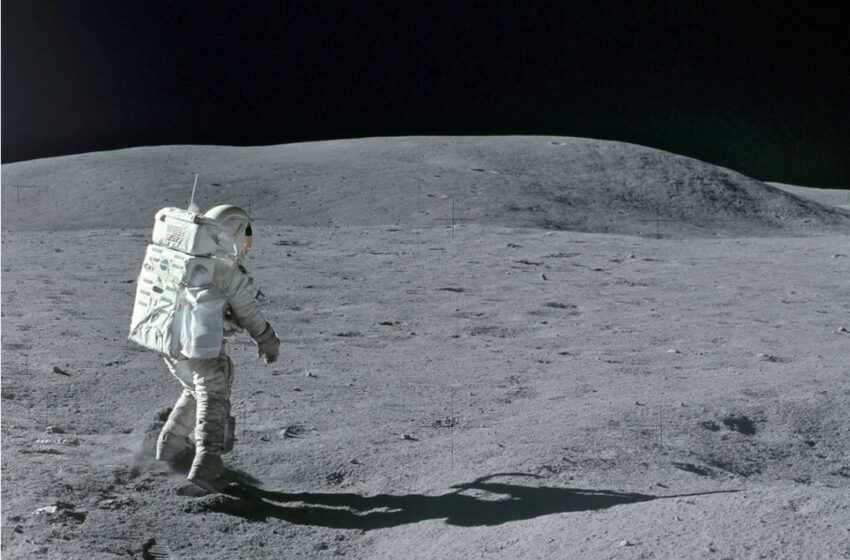  گرد و غبار موجود در ماه که توسط نیل آرمسترانگ در ماموریت آپولو ۱۱ جمع آوری شده بود به حراج گذاشته شد