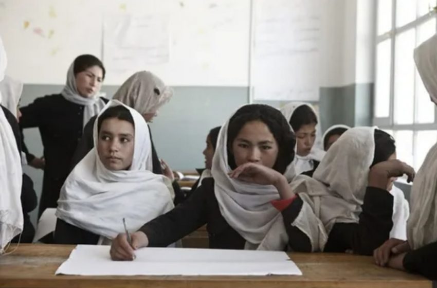  رهبر ارشد طالبان در مورد حقوق زنان، وعده‌های بیشتری می‌دهد اما به تمسخر می‌گوید «زنان شرور» باید در خانه بمانند