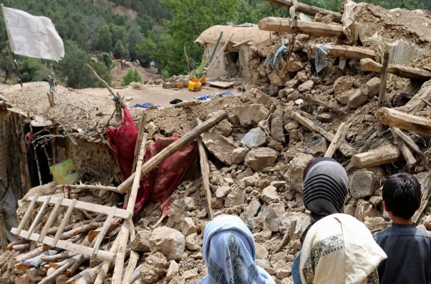  روز ها پس از زلزله ویران گر، بسیاری از مردم افغانستان هنوز منتظر کمک هستند