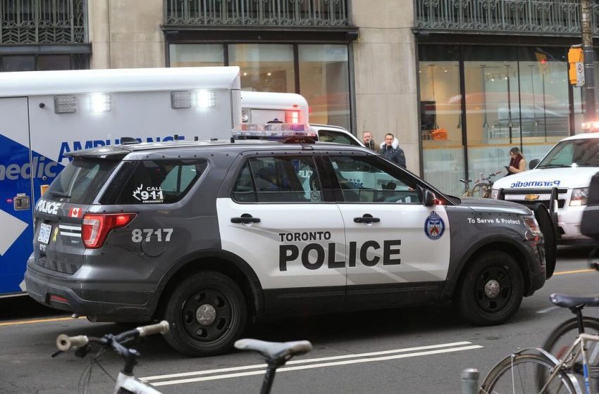  نیروی پلیس مردی را بلافاصله پس از حادثه چاقو زنی در مرکز تورنتو دستگیر کرده است
