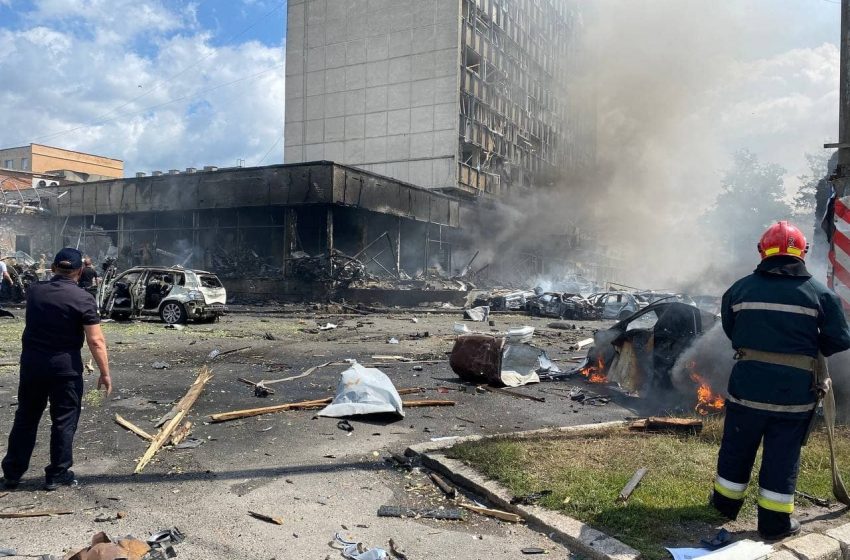  کیف می گوید که حداقل ۱۷ نفر در حمله موشکی روسیه به مرکز اوکراین کشته شده اند
