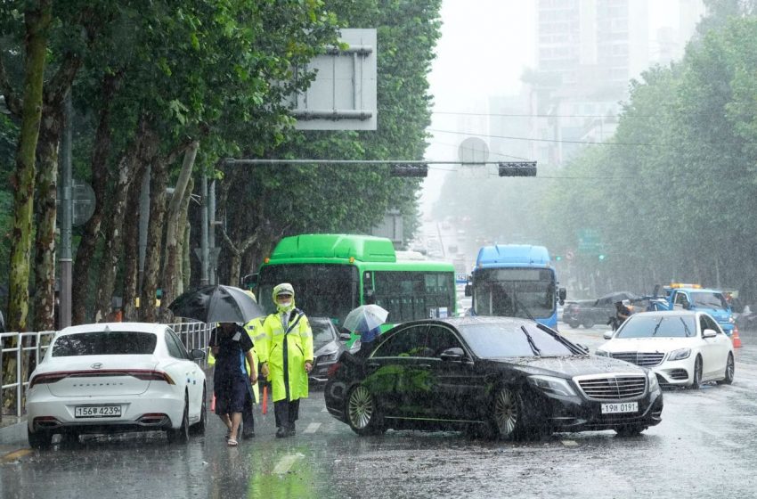  باران در کره جنوبی جاده ها را به رودخانه تبدیل کرد و حداقل ۸ کشته بر جای گذاشت