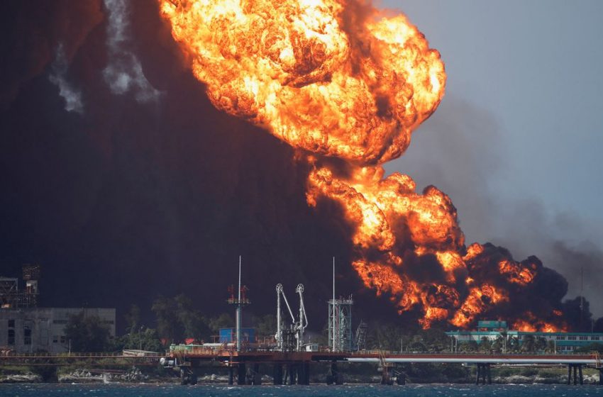  فرماندار کوبا گفت: سومین مخزن نفت خام در اثر آتش سوزی در پایانه نفتی کوبا فرو ریخت